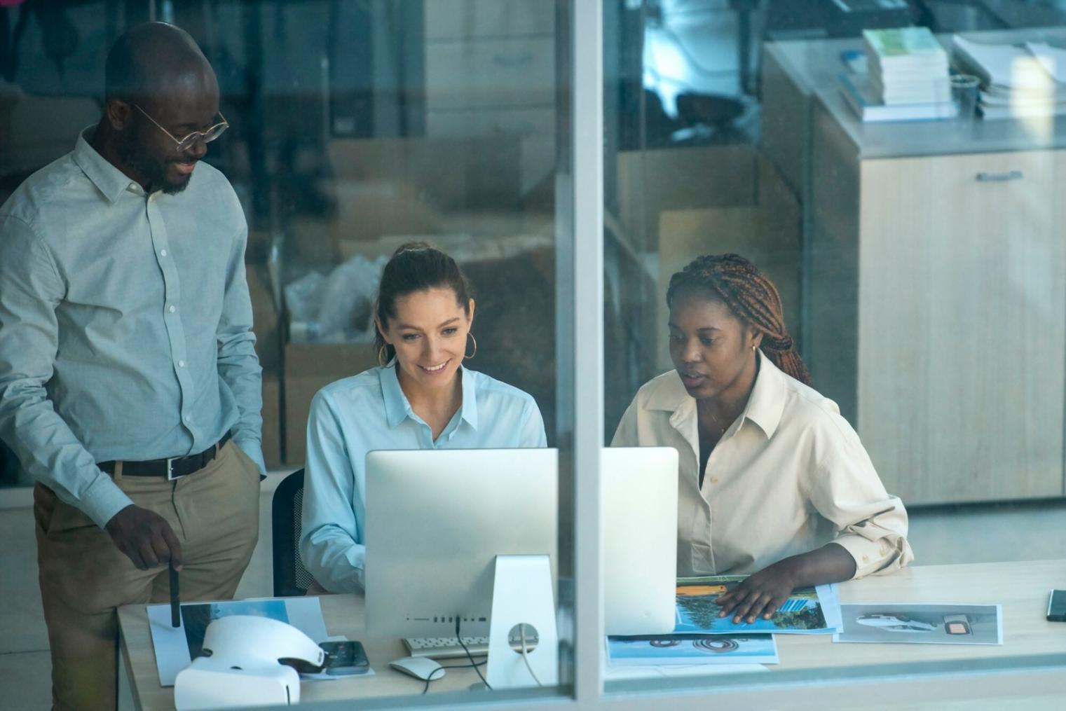 Espace de travail moderne avec documents financiers et outils d'analyse